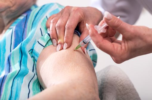 Personnes âgées institutionnalisées et professionnels exerçant dans ces établissements et présentant un ou plusieurs facteurs de risque seront les populations prioritaires pour la vaccination contre le SARS-CoV-2 (illustration).