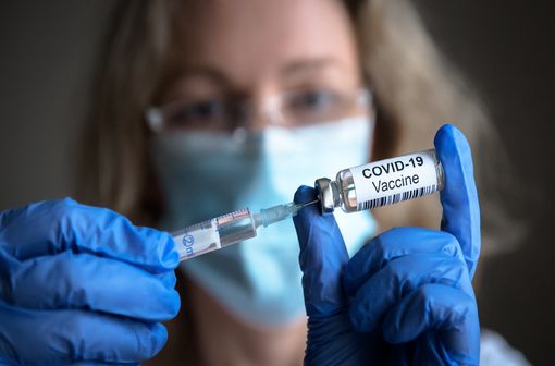 Un délai minimal de 6 mois doit être respecté entre la primovaccination complète contre la COVID-19 et l’administration d’une dose de rappel (illustration).