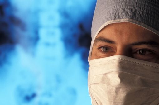 Les chirurgiens orthopédistes sont les spécialistes les plus souvent mis en cause en justice pour faute (illustration).