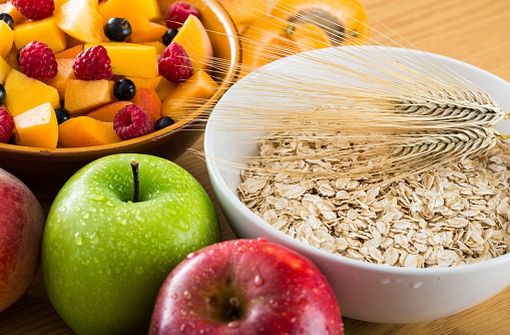 La consommation régulière d'aliments riches en fibres facilite le transit intestinal (illustration).