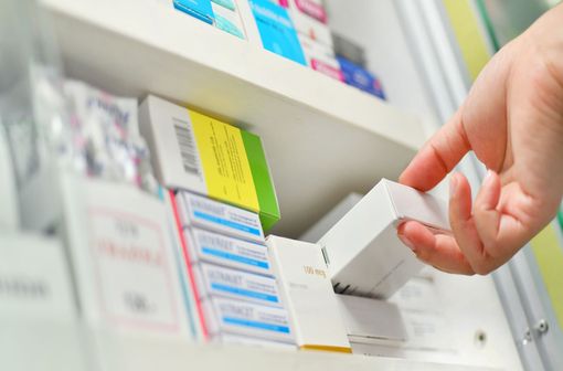 Lors du stockage, le pharmacien doit prendre en compte le risque de confusion entre les médicaments à base de valproate et de divalproate dont la dénomination commune internationale (DCI) est proche (illustration).
