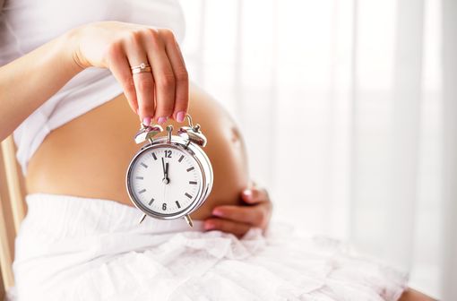 La dinoprostone est un médicament hospitalier, administrée par voie intracervicale ou vaginale, pour l'induction de la maturation/dilatation du col chez les patientes à terme (illustration).