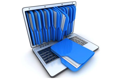 Informatisation de dossiers papier (illustration).