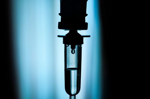 La solution de DOPRAM doit être administrée exclusivement par injection ou perfusion IV (illustration).