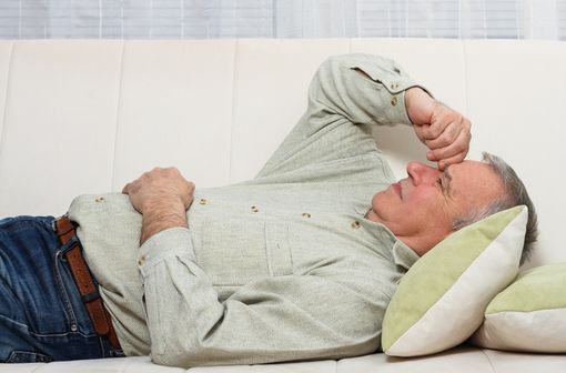 Les symptômes d’acidocétose, tels que nausées, vomissements, anorexie, douleurs abdominales, soif intense, difficulté à respirer, confusion, fatigue inhabituelle ou somnolence, ne sont pas spécifiques (illustration).