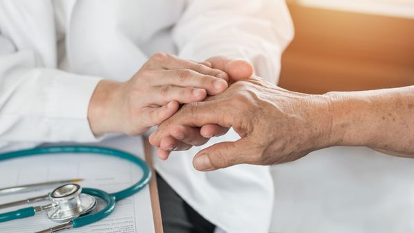 Vigilance et accompagnement, des éléments-clés en médecine gériatrique (illustration).