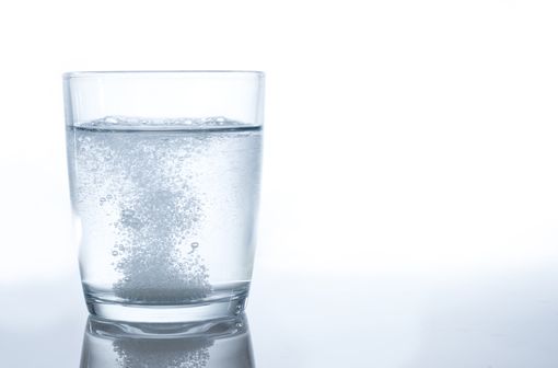 HAXIFAL est une céphalosporine de 1re génération à base de céfaclor, présentée sous forme de comprimé effervescent à 500 mg (illustration).