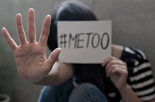 La campagne #MeToo, lancée en octobre 2017 suite à l'affaire Weinstein, vise à sensibiliser la société sur la fréquence et l'impact dévastateur du harcèlement et des agressions sexuelles. 
