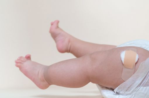 Chez les nourrissons, le site d'injection des vaccins recommandé en intramusculaire est la partie antérolatérale de la cuisse (illustration). 