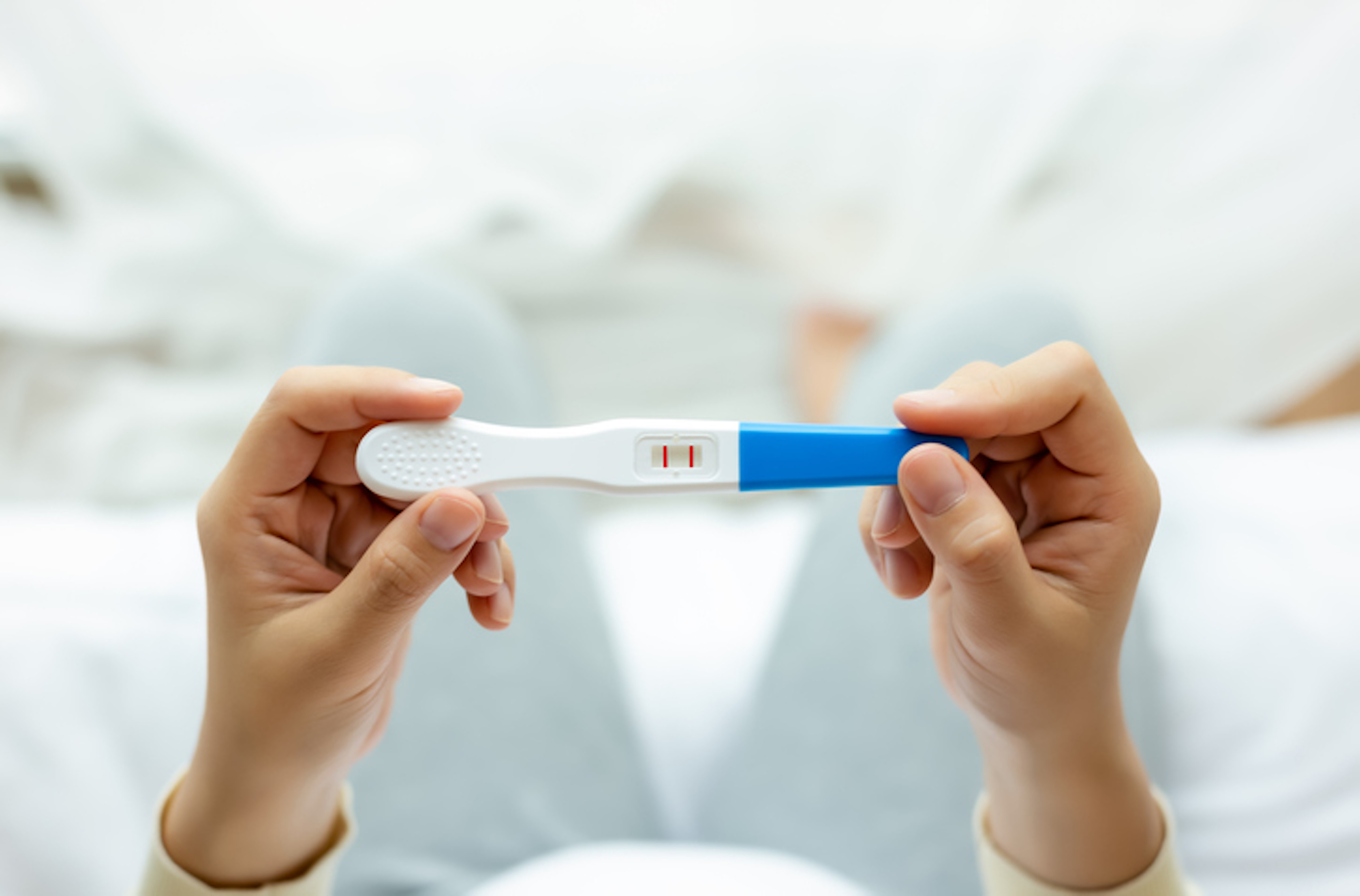 En cas de découverte d'une grossesse ou si la patiente pense être enceinte, le traitement par isotrétinoïne orale doit être arrêté immédiatement (illustration).