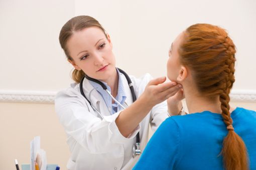 Examen clinique de la thyroïde (illustration). 