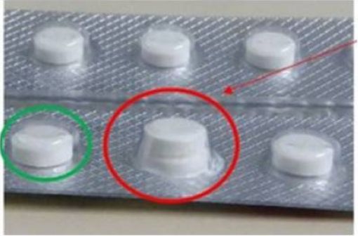 Photo montrant la présence de 2 comprimés de MINI-SINTROM (cercle rouge) au lieu d’1 (cercle vert) dans une enveloppe de blister (source : ANSM).