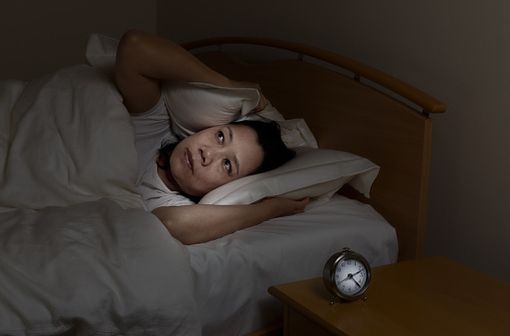 Dans tous les cas d’insomnie, il convient de s’assurer que les règles d’hygiène du sommeil et de l’équilibre du cycle éveil-sommeil sont réunies (illustration).