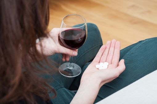 Près de la moitié des femmes consommatrices d'alcool prendraient des médicaments à risques d'interaction, mais les données sur l'éventuelle simultanéité des prises manquent (illustration).