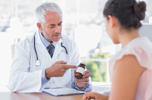 La pédagogie et la compréhension du patient doivent être privilégiées lors de la prescription d'un médicament (illustration).