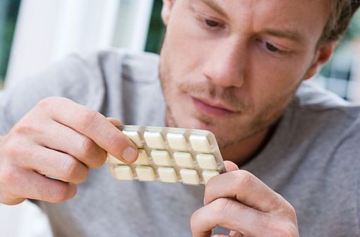 Les produits de substitution nicotinique peuvent aider les fumeurs à s'abstenir de fumer ou à réduire leur consommation de tabac en diminuant les symptômes de sevrage (illustration).
