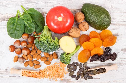 Les aliments riches en vitamine K ne sont pas interdits chez les patients traités par AVK, à condition de les répartir dans l’alimentation de manière régulière et sans excès (illustration).