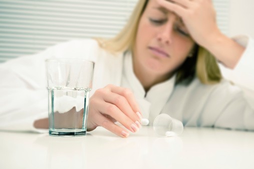 En cas de douleur non soulagée par des mesures non médicamenteuses, le paracétamol est la molécule indiquée en première intention (illustration).