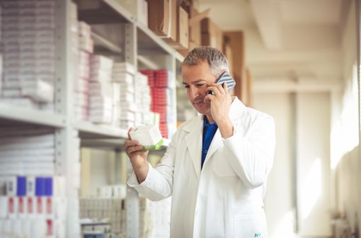 Le pharmacien de la PUI prépare les médicaments prescrits, en vue de leur acheminement jusqu’à la pharmacie de ville du patient (illustration).