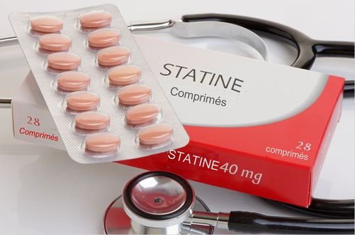 Les statines sont indiquées en prévention primaire (lutte contre l'hypercholestérolémie) et secondaire (patients ayant déjà eu un incident cardiaque) des risques cardiovasculaires (illustration).