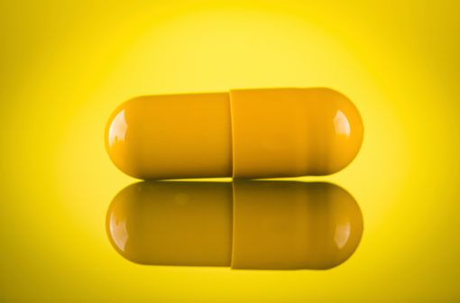 A titre d'exemple, une gélule de couleur jaune (illustration).