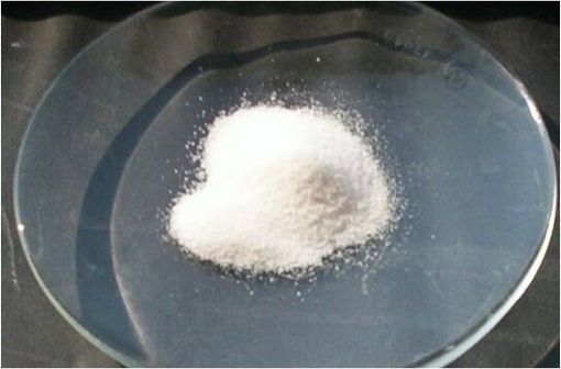 Le trioxyde d'arsenic est l'une des formes oxydées de l'arsenic, autrefois appelé « arsenic blanc » ou même improprement « arsenic » (illustration @Walkerma sur Wikimedia).