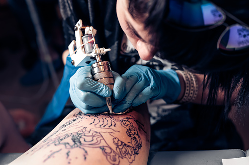 Les bonnes pratiques de tatouage permettent de limiter, mais non supprimer, les risques d'effets indésirables, immédiats ou à long terme (illustration). 