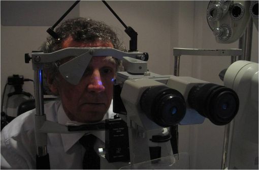 Mesure de la pression intra-oculaire au moyen d'un tonomètre (illustration @Jason7825 sur Wikimédia).