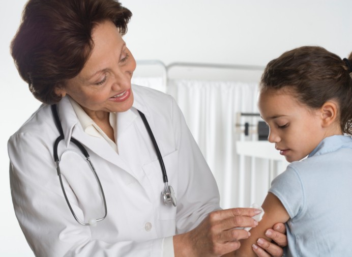 La vaccination contre les infections à papillomavirus est recommandée chez les jeunes filles âgées de 11 à 14 ans révolus.