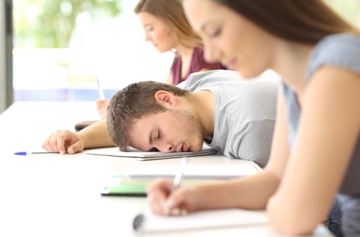La narcolepsie de type I est caractérisée par une somnolence diurne excessive associée à des accès irrépressibles de sommeil qui apparaissent généralement à l’adolescence.
