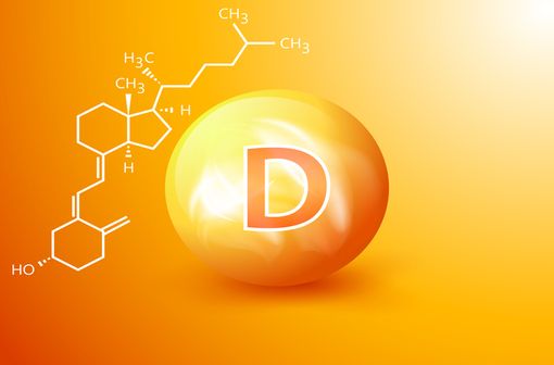 La vitamine D est une hormone retrouvée dans l'alimentation et synthétisée dans l'organisme humain sous l'action des rayonnements UVB du soleil (illustration).