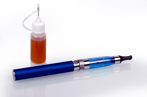 La cigarette électronique a été inventée en 2003 par Hon Lik, ancien pharmacien et ingénieur chinois. Depuis le dispositif s'est largement perfectionné et a été vendu à des millions d'exemplaires.
