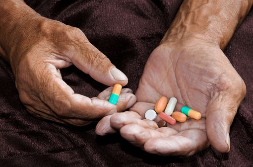 De 5 à 20 % des hospitalisations de personnes âgées seraient en lien avec un effet secondaire d'origine médicamenteuse (illustration).