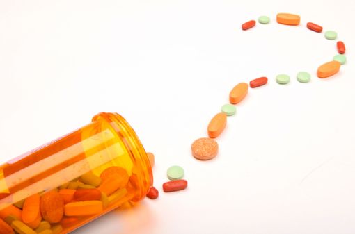 Pour un même médicament, la forme et la couleur des génériques peuvent changer selon le fabriquant (illustration).