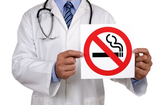 Les patchs à la nicotine et deux médicaments, la varénicline et le bupropion, font partie des moyens médicaux utilisés comme aide au sevrage tabagique (illustration).